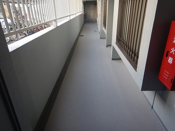 令和2年3月　太白区　Nマンション廊下・階段塩ビシート張り事例