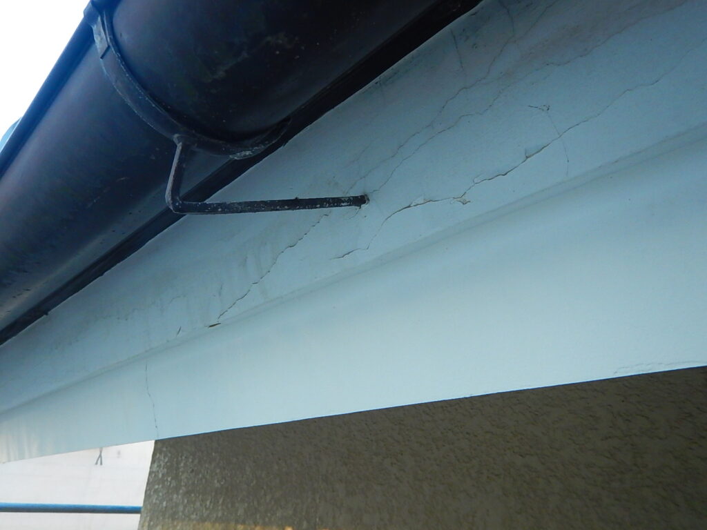 木部の破風板にも塗膜のひび割れが見られます。