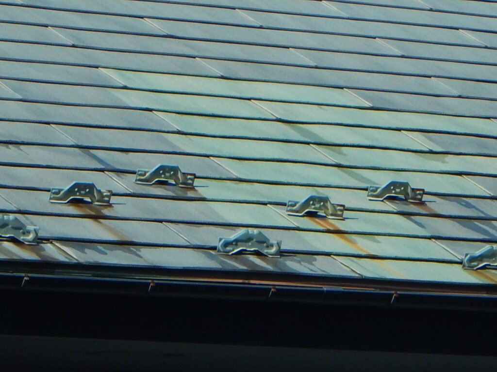 施工前<br />
トタン屋根の塗膜の変退色　雪止めの発錆