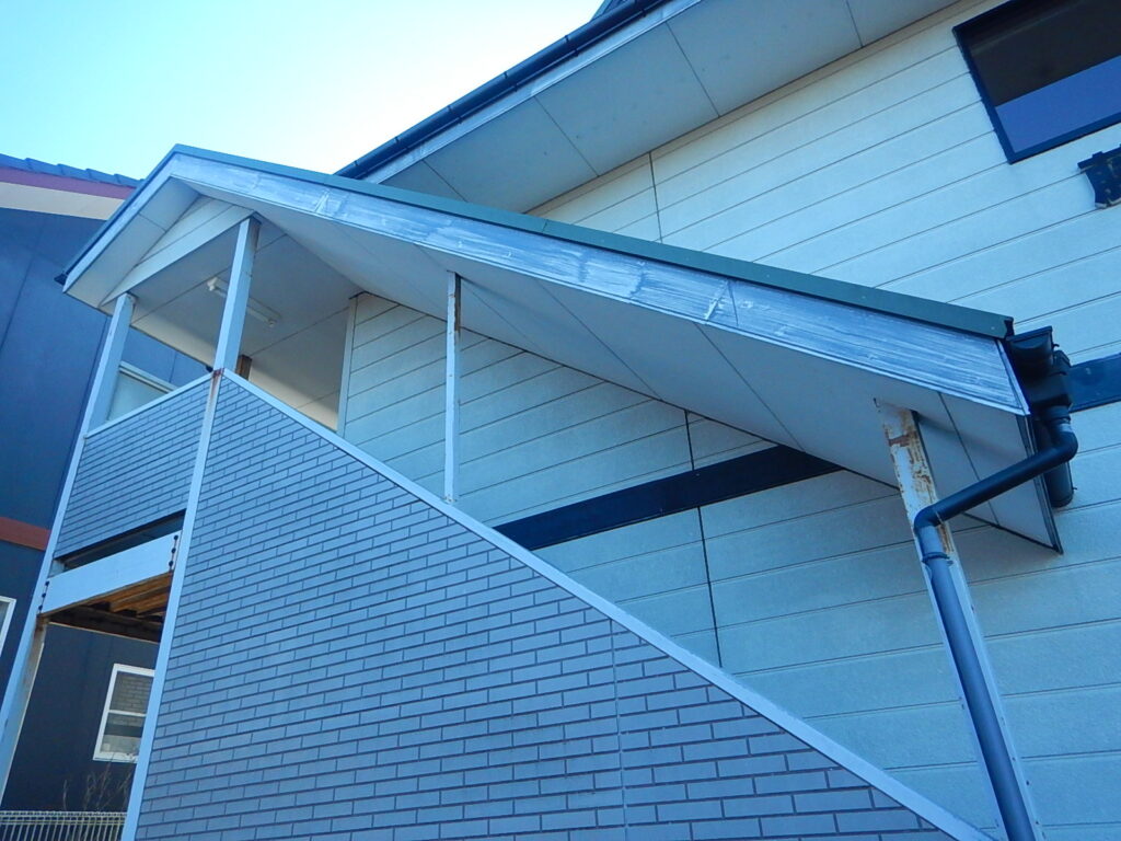 施工前<br />
屋根破風板の塗膜の劣化