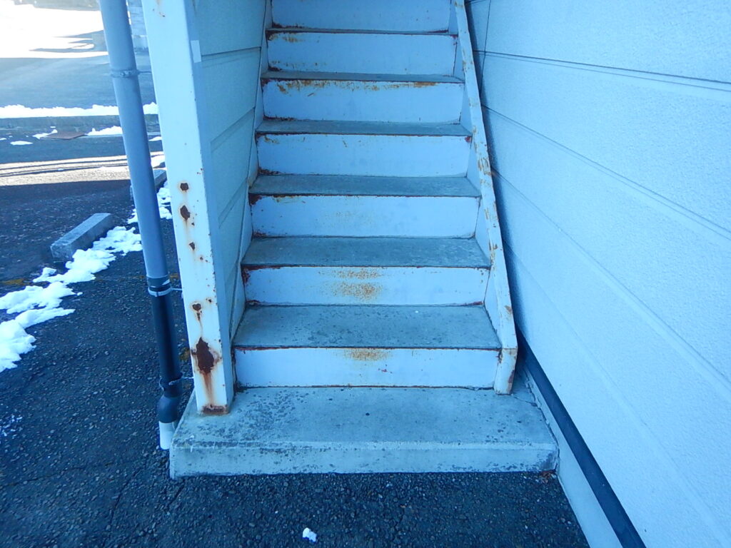 施工前<br />
柱・蹴上の発錆