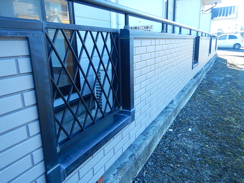 1Fベランダ手摺壁<br />
塗膜の変退色