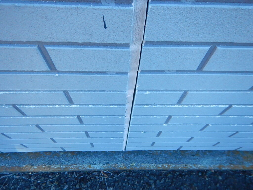 施工前<br />
外壁サイディング板目地シールの硬化・剥離