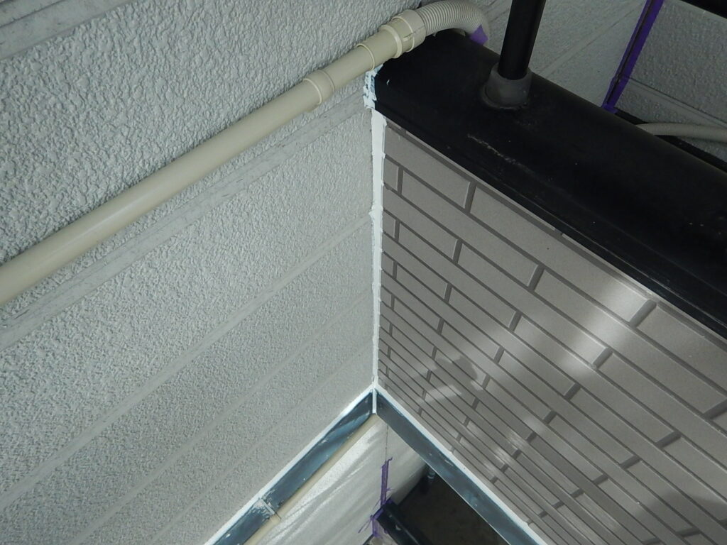 2F手摺壁取り合い<br />
変性シリコンシール打替え完了