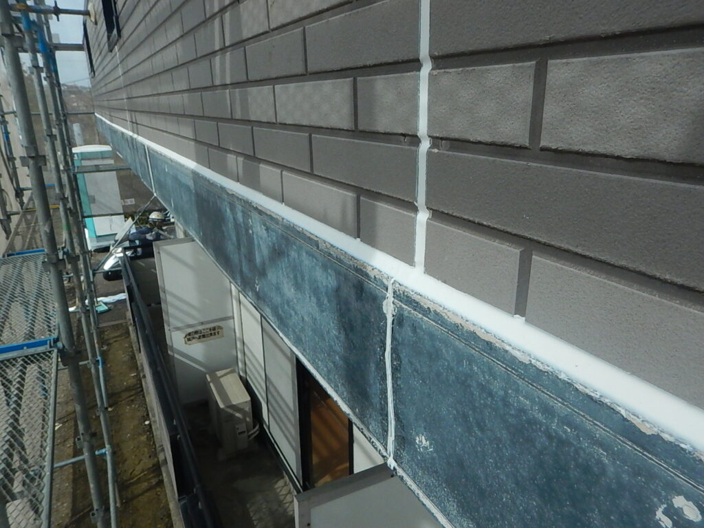 見附板上端　<br />
変性シリコンシール打替え完了