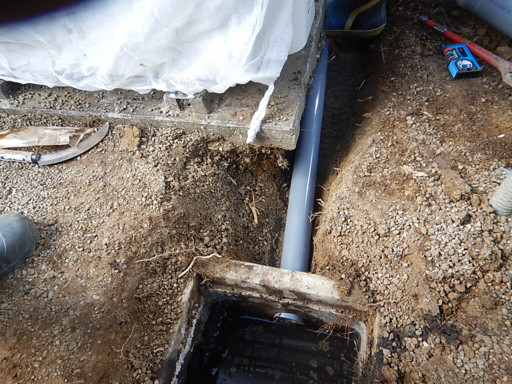 竪樋の根詰まり解消　竪樋及び埋設管の交換