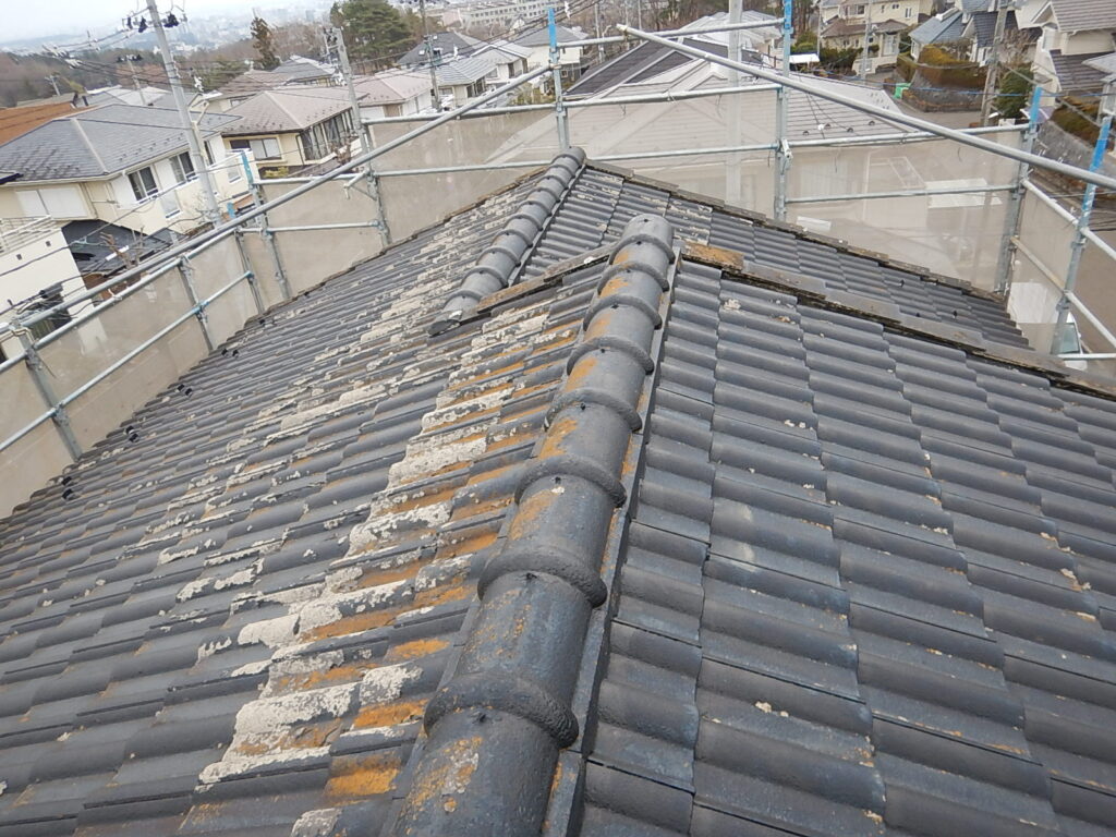 施工前<br />
モニエル瓦屋根は北面の塗膜剥がれが顕著です