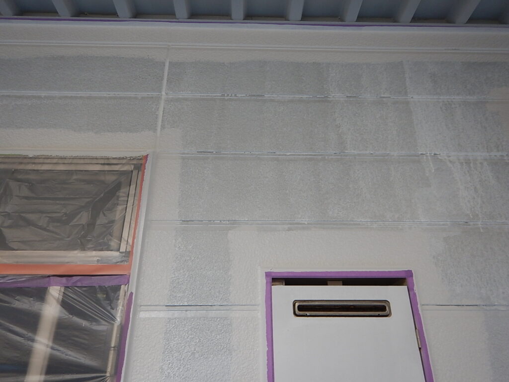 共用廊下外壁　　　　　　　　　　カチオン型シーラー塗布