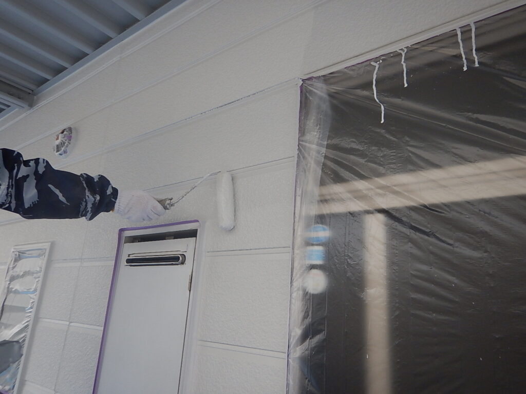 共用廊下外壁　　　　　　　　　　外壁中塗り・上塗り