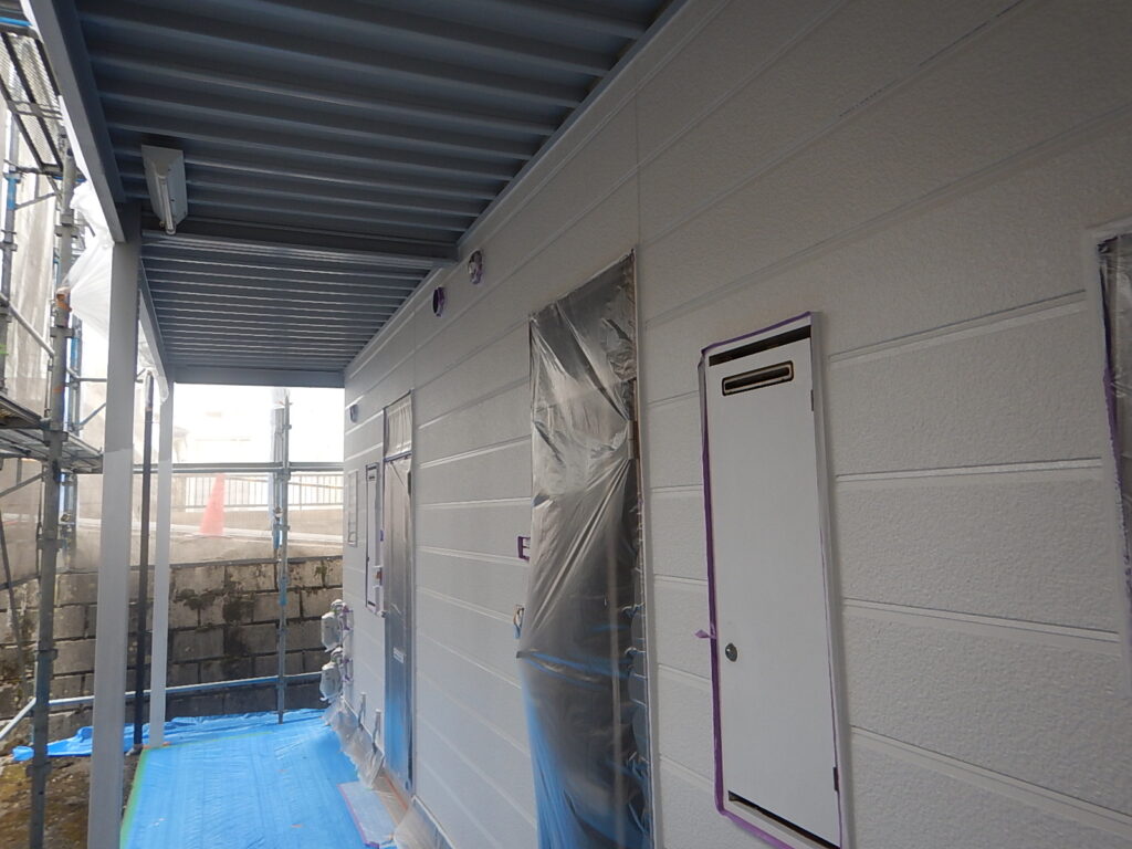 共用廊下外壁　　　　　　　　　　　外壁上塗り完了