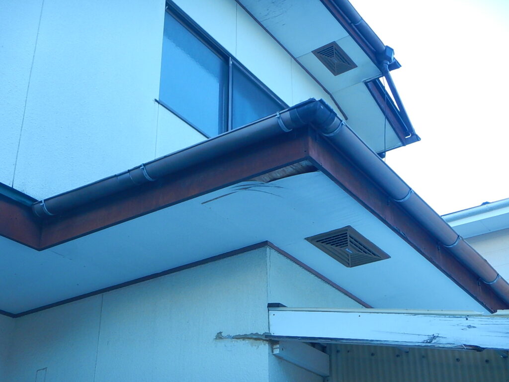 施工前<br />
ベニア製軒天部の腐食・剥がれ