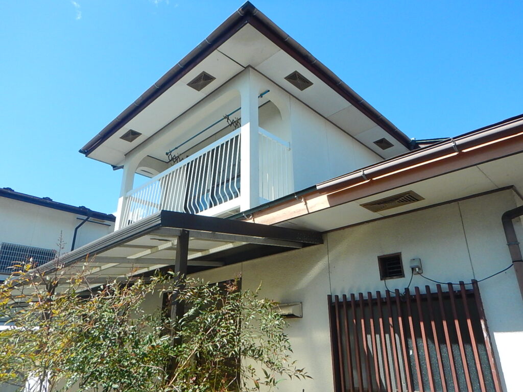 施工前<br />
1階 軒樋の脱落