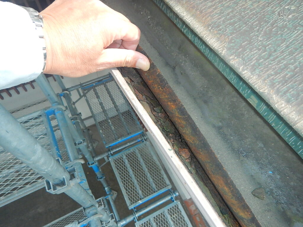 施工前<br />
塩ビ製軒樋の表面剥離