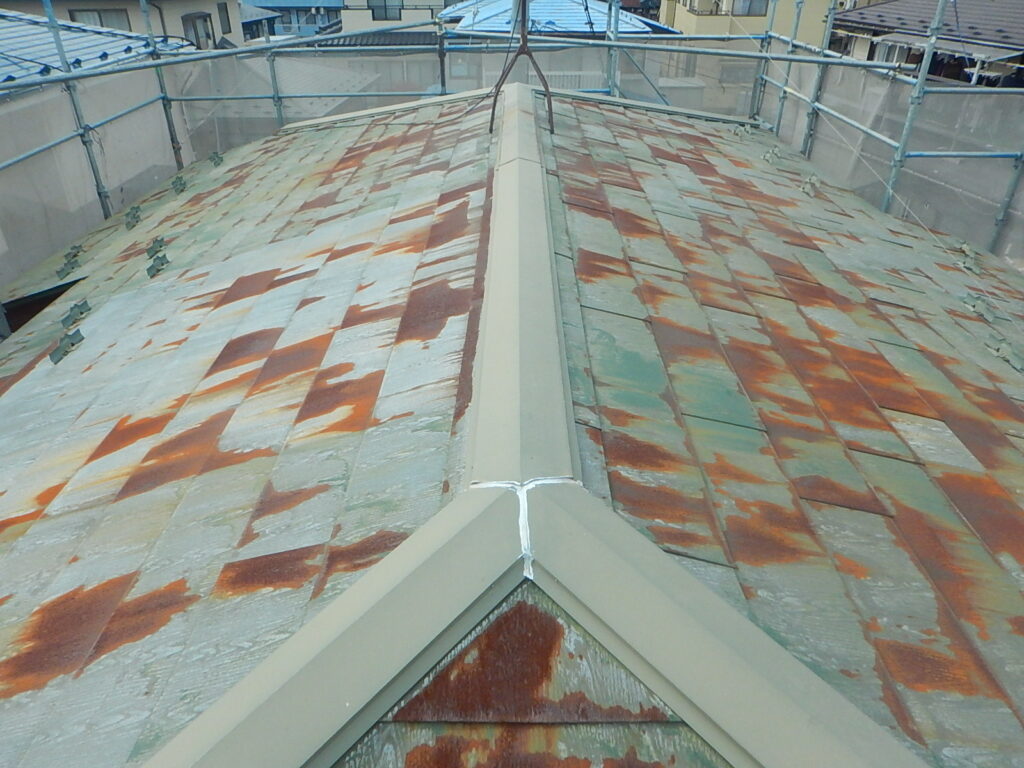 施工前<br />
2階トタン屋根の発錆・腐食