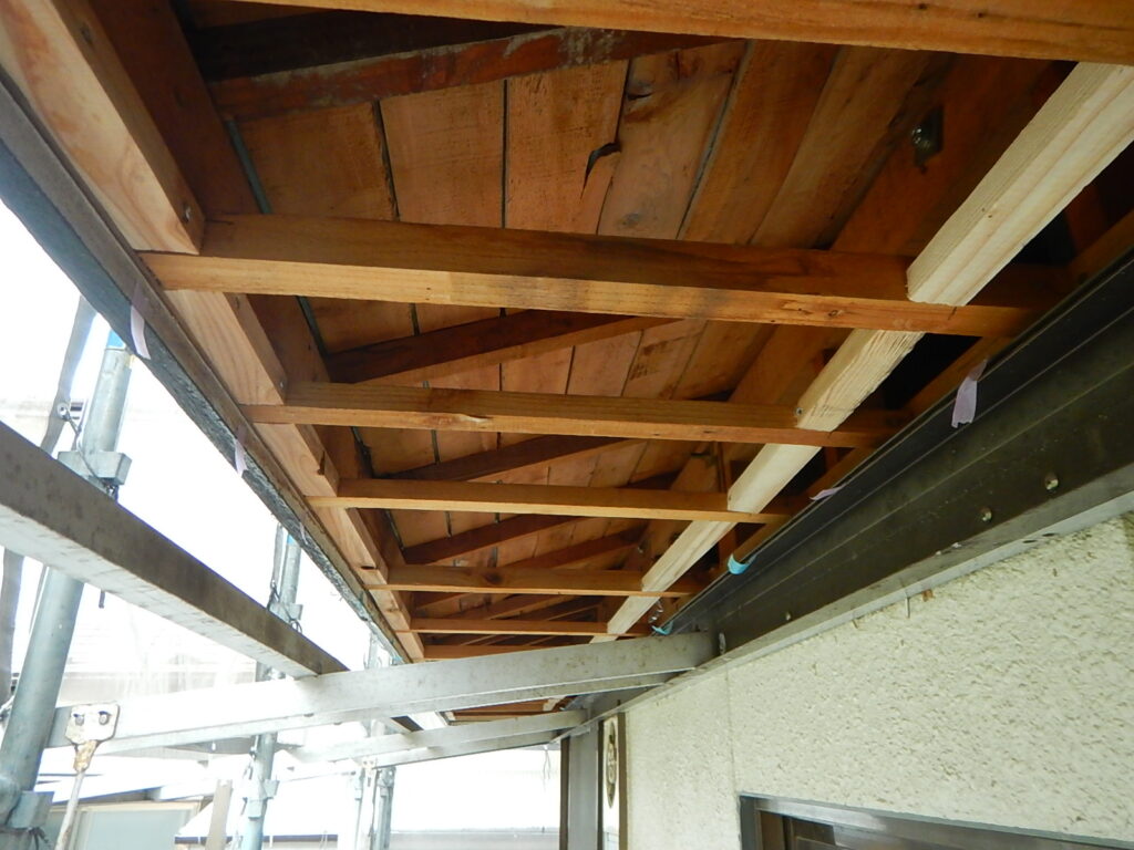 傷んだ軒天の撤去及び木下地の補強