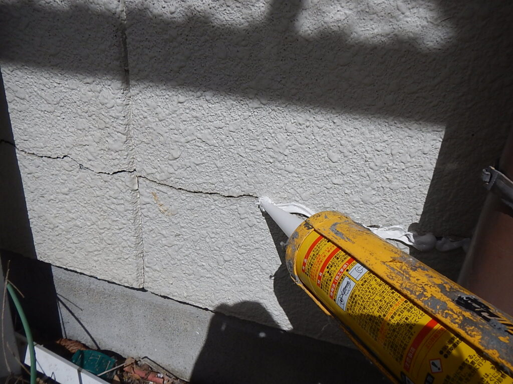 速乾性シール材でひび割れ補修