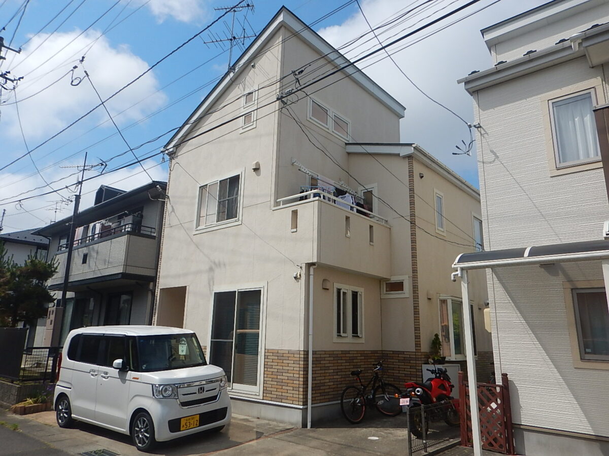 築17年の木造住宅のトタン屋根・外壁塗装を施工させて頂きました。