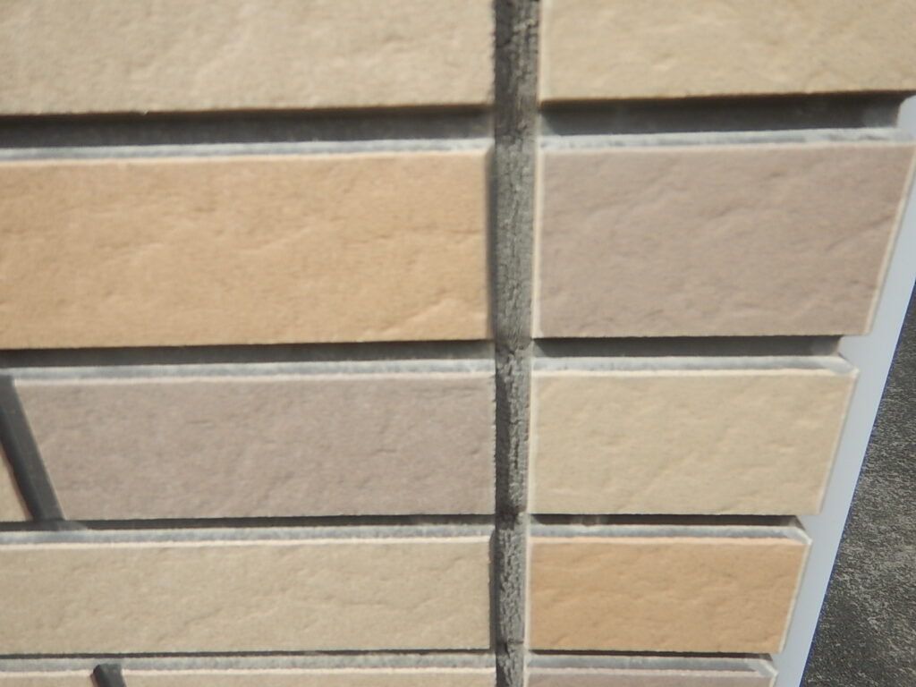 施工前<br />
1階のタイル調サイディングは褪色が見られます。