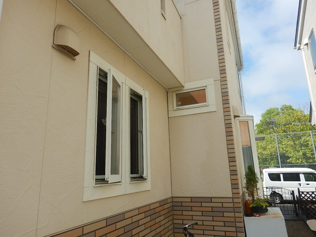 施工前<br />
軒天部は比較的良好な状態です。