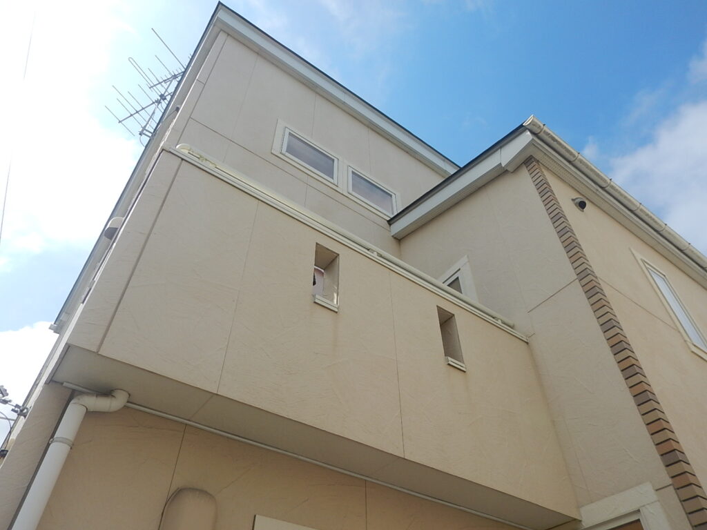 施工前<br />
外壁のサイディングは褪色と汚れが見られます。