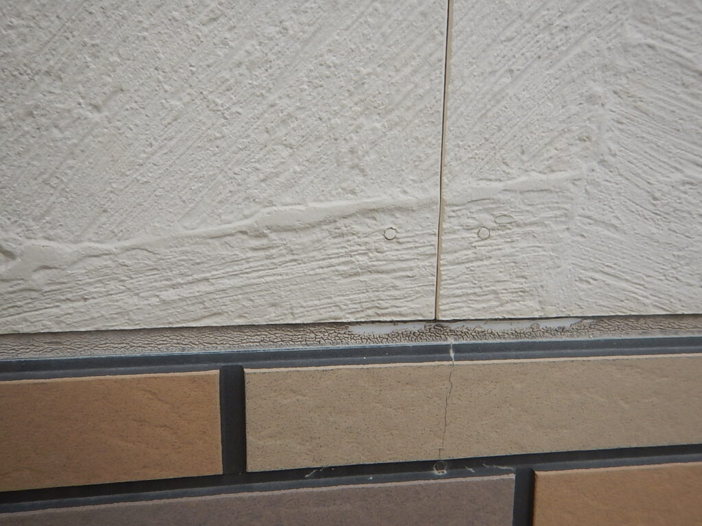 施工前<br />
サイディングの板目地の硬化・汚れの付着が見られます。