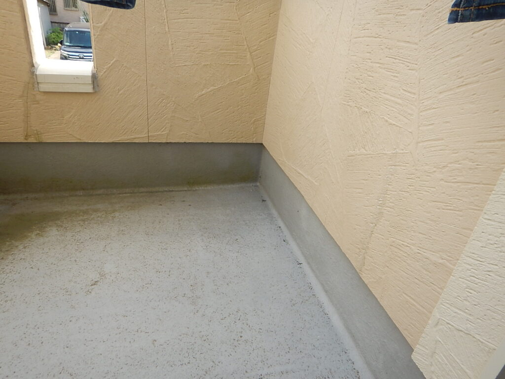 施工前<br />
2階FRP防水のバルコニーの床・立上りは良好な状態です。