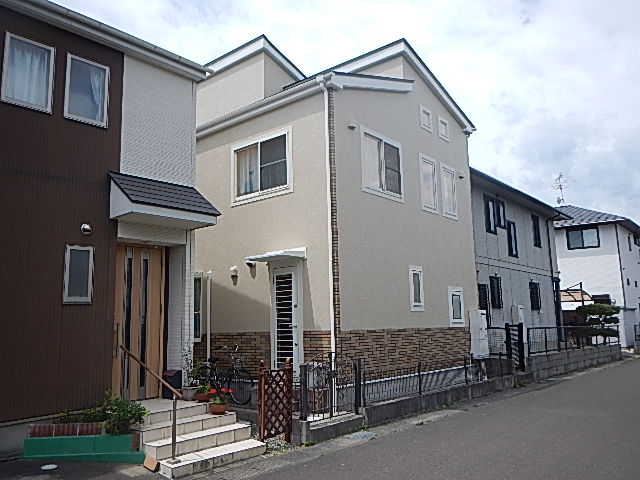 築17年の木造住宅のトタン屋根・外壁塗装を施工させて頂きました。