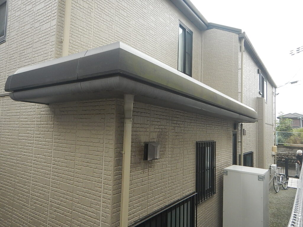 施工前<br />
下屋屋根の幕板と軒樋が一体化しています。