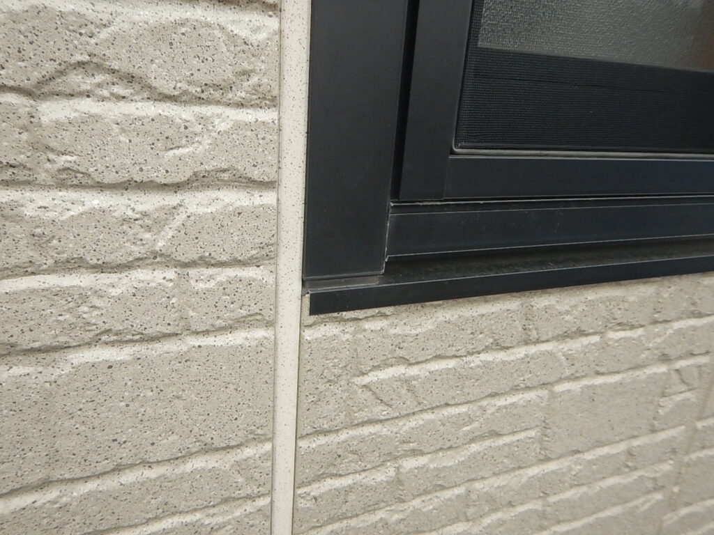 施工前<br />
北面の外壁サイディングはまだ光沢が残っています。