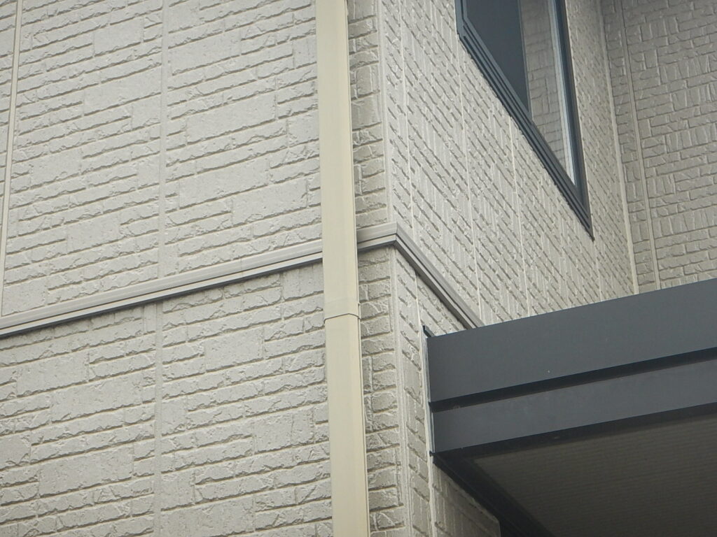 施工前<br />
南面・西面のサイディンは艶引けと褪色が見られます。