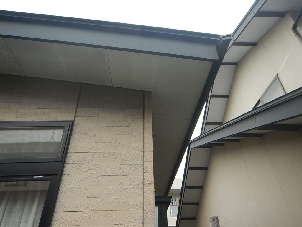 施工前<br />
増築棟の軒天部には汚れの付着が見られます。