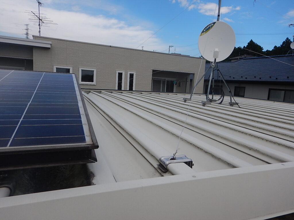 施工前<br />
金属製の折半屋根にソーラーパネルが載っています。