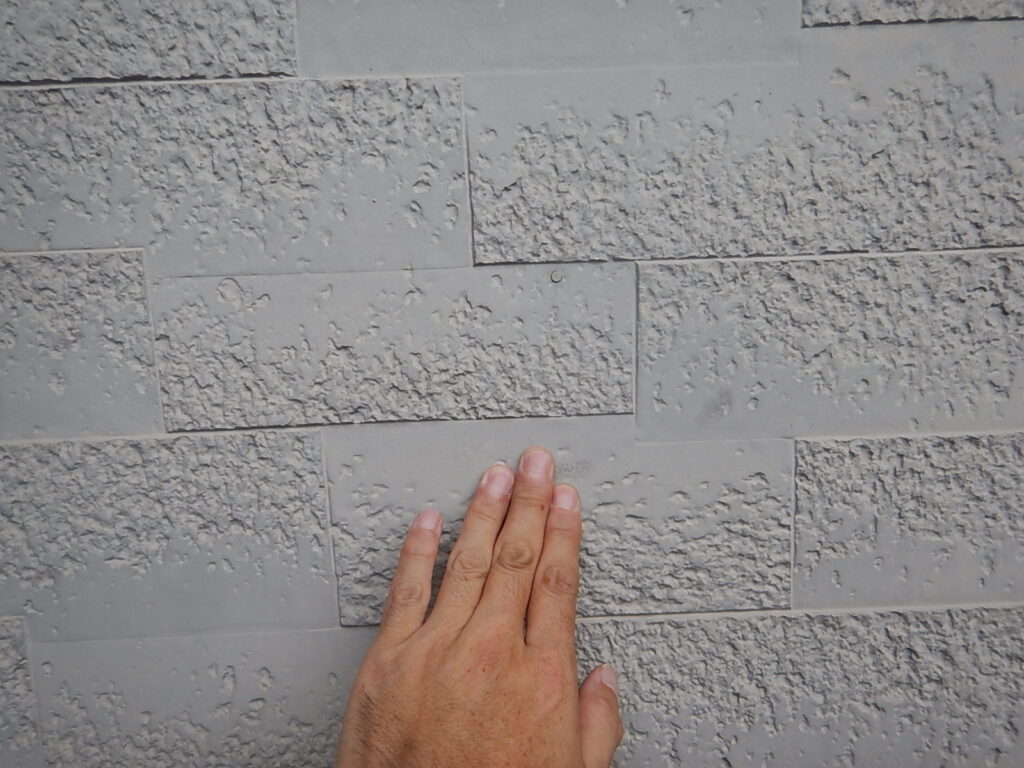 施工前<br />
増築部分の外壁サイディングはチョーキングが見られます。