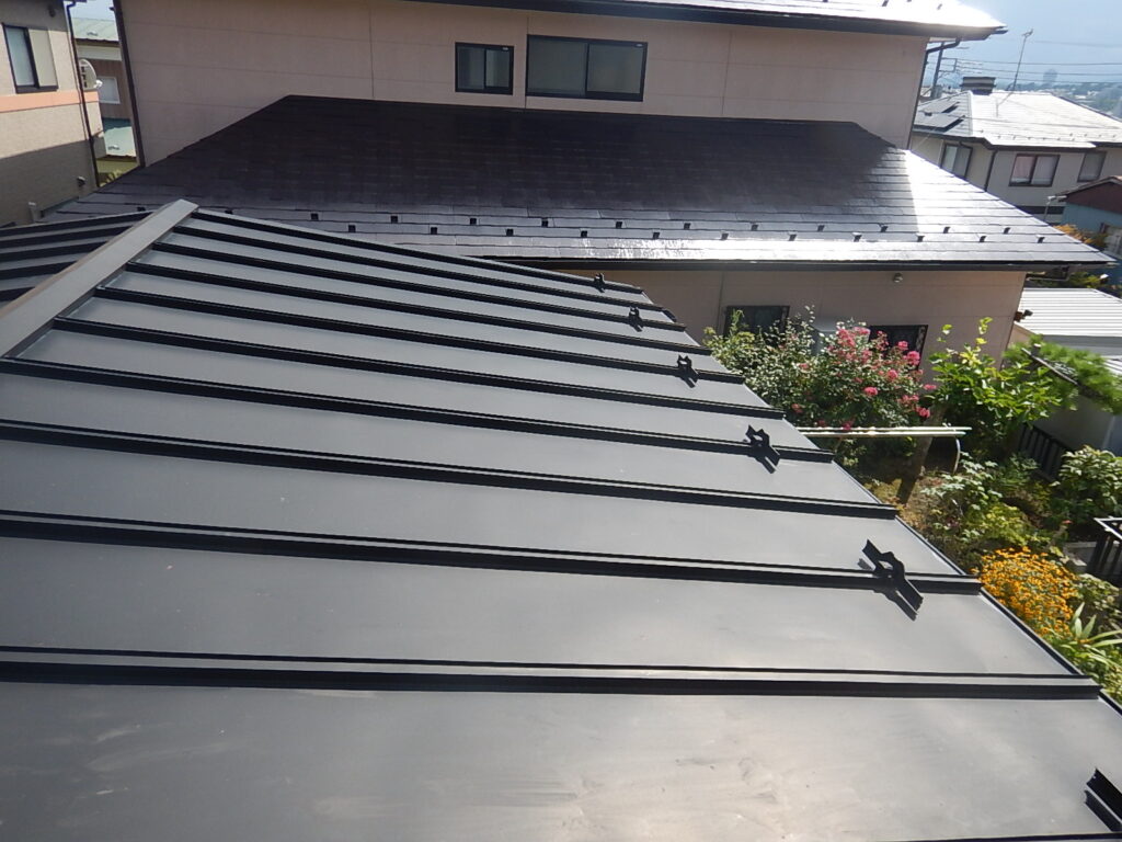 施工前<br />
増築棟の瓦棒屋根は比較的健全な状態です。