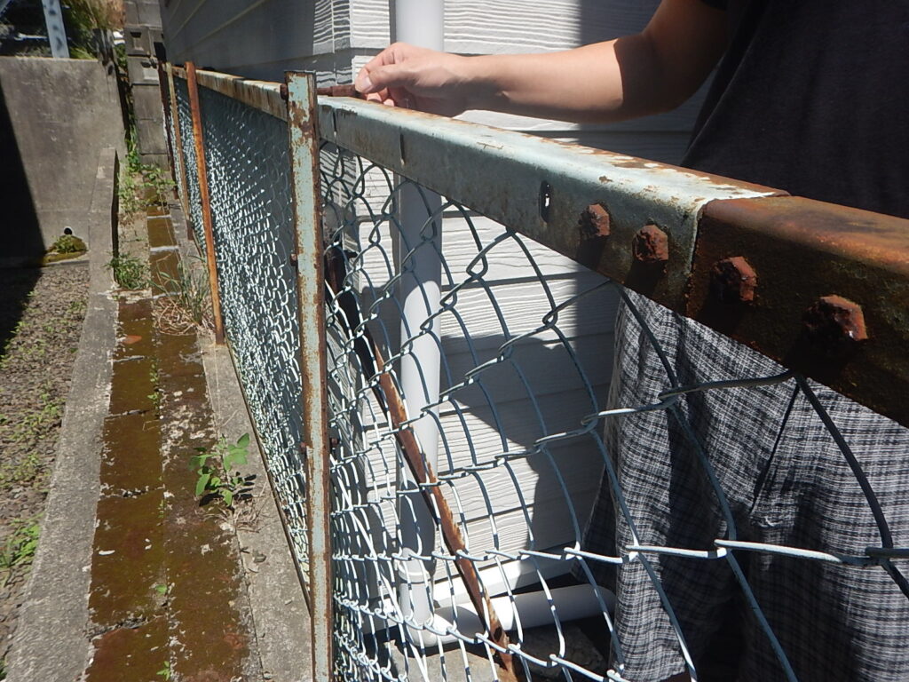 施工前<br />
西側ネットフェンス及び支柱の劣化・発錆が見られます。