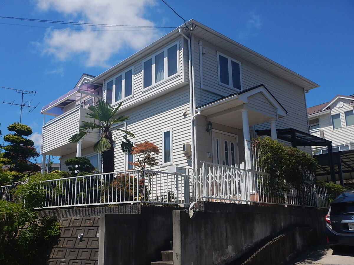 築26年の木造住宅のコロニアル屋根・外壁金属サイディングの塗装を施工させて頂きました。