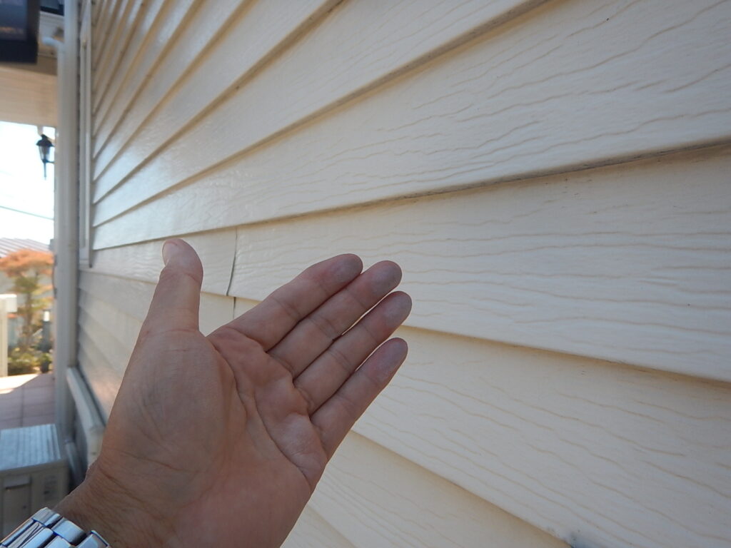 施工前<br />
外壁金属サイディングのチョーキングが見られます。