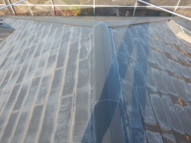 施工前<br />
コロニアル屋根は全体的に褪色が進み、北側には藻の発生が見られます。