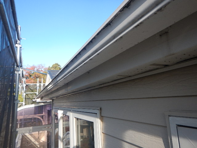 施工前<br />
軒トイ・破風板の褪色が見られます。。