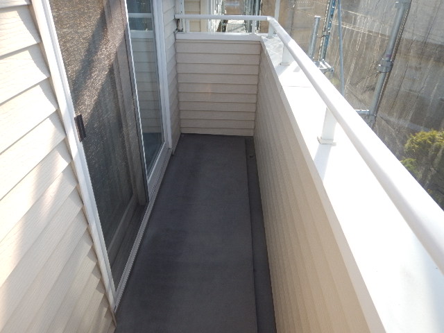 施工前<br />
２階のベランダFRP床の汚れの付着が見られます。