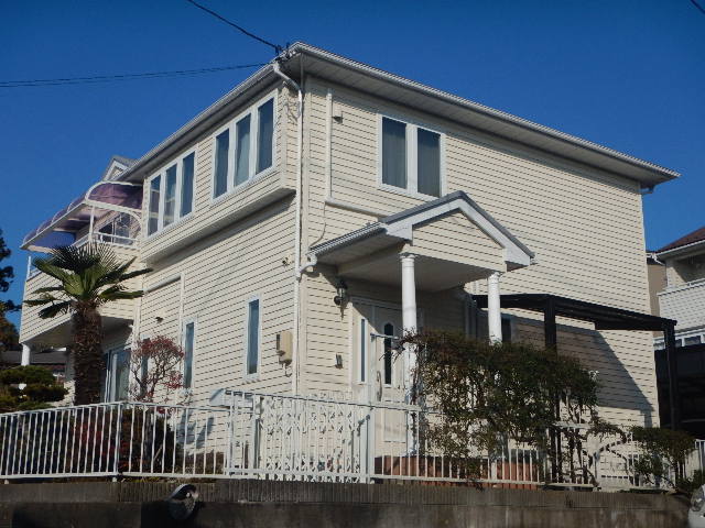 築26年の木造住宅のコロニアル屋根・外壁金属サイディングの塗装を施工させて頂きました。