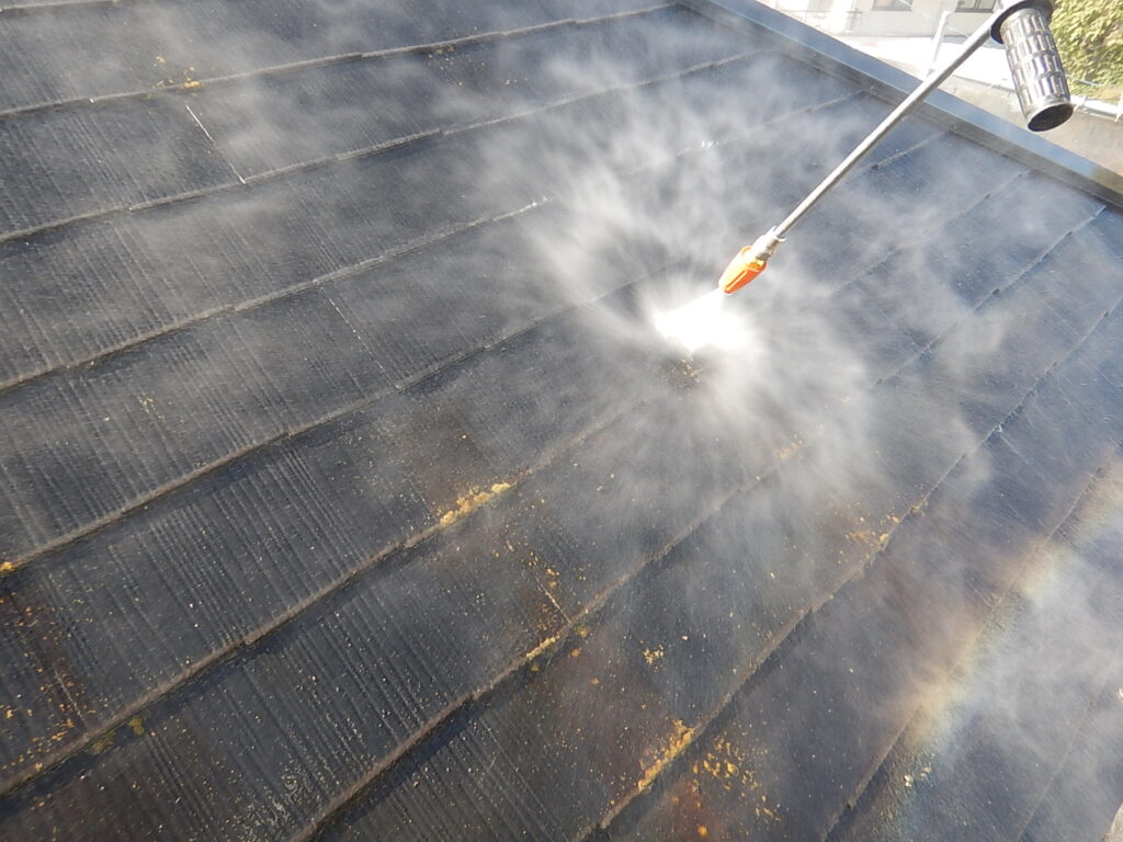 北側屋根には藻の付着が有り丁寧に高圧洗浄機で除去します。