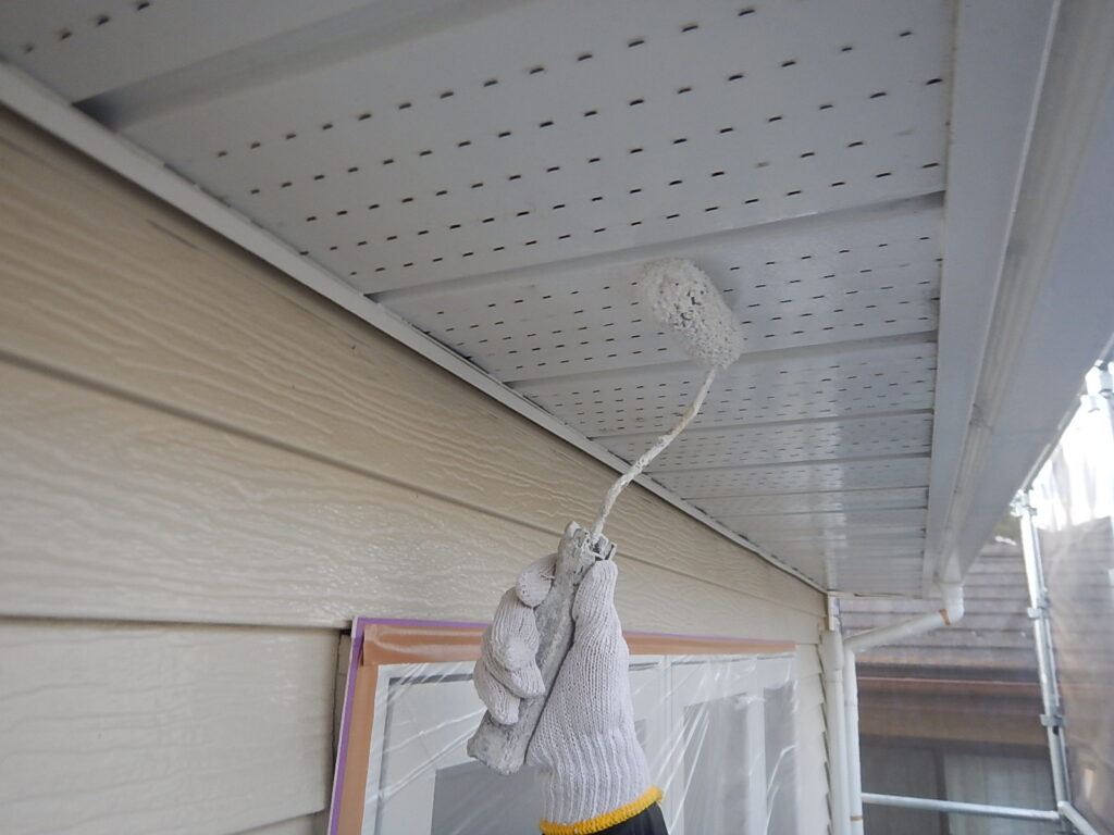 金属板の軒天部にエポキシ錆止めを塗布の後ウレタン樹脂塗料を２回塗布。