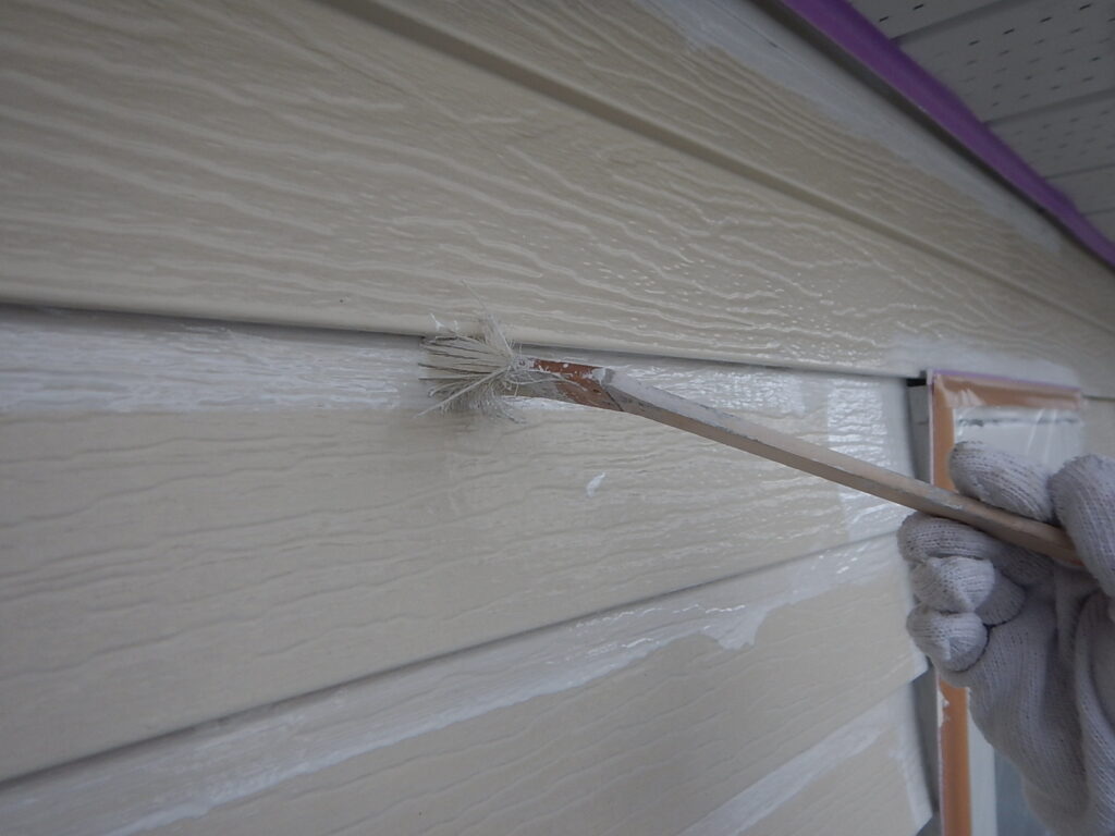物置小屋外壁窯業系サイデイングはシーラー+パーフェクトトップ２回塗り仕上げ。<br />
刷毛塗りの後ローラー塗り仕上げ。