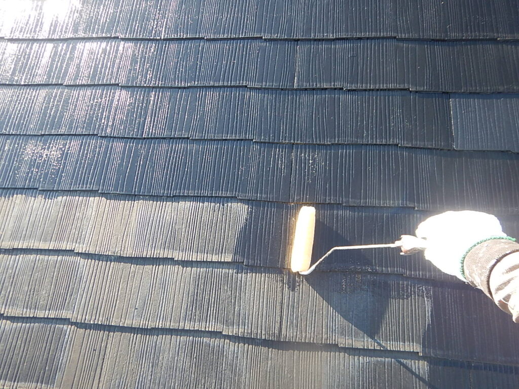 弱溶剤系の浸透性シーラーを塗布します。