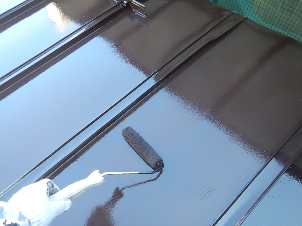 物置小屋のトタン屋根を錆止め＋シリコン樹脂２回塗りで仕上げます。