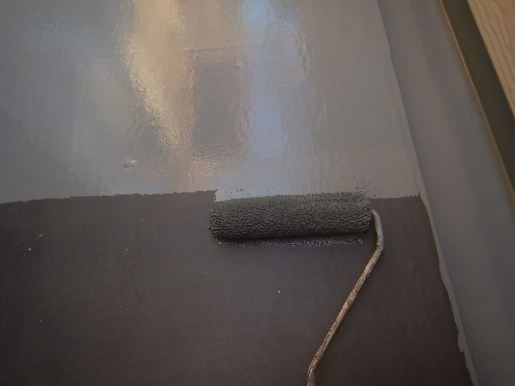 ベランダFRP床専用ののウレタン樹脂２回塗布。