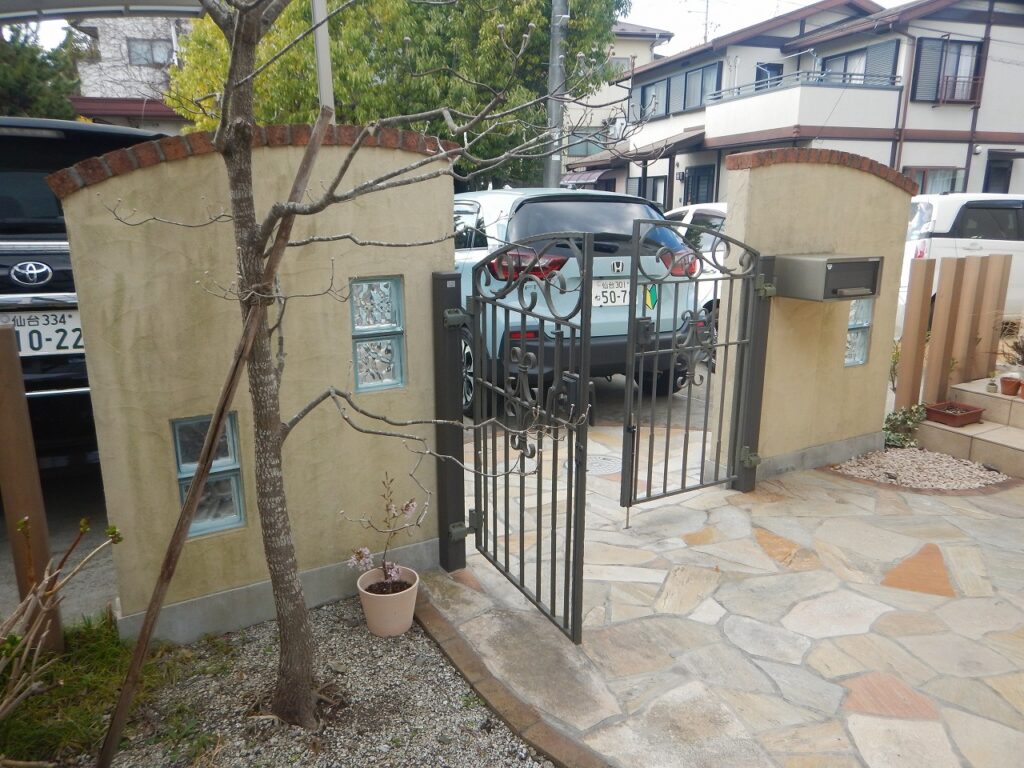 施工前<br />
門塀の雨だれ汚染<br />
