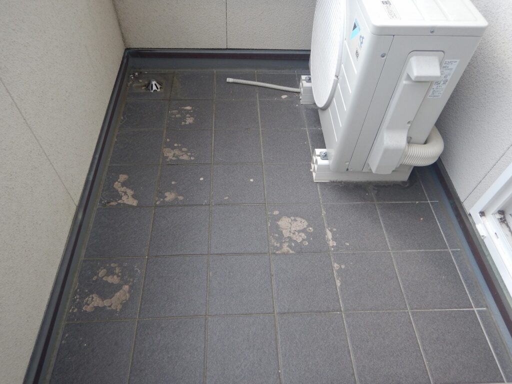 施工前<br />
ベランダ床　<br />
凍害による磁器タイルの損傷<br />
