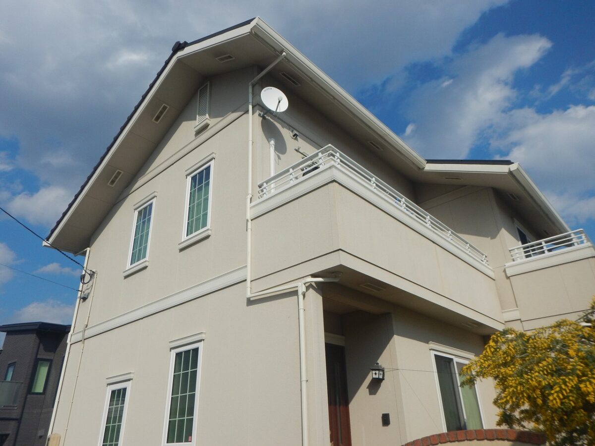 築11年の木造住宅の外壁モルタル吹付リシン吹きの塗装を施工させて頂きました。